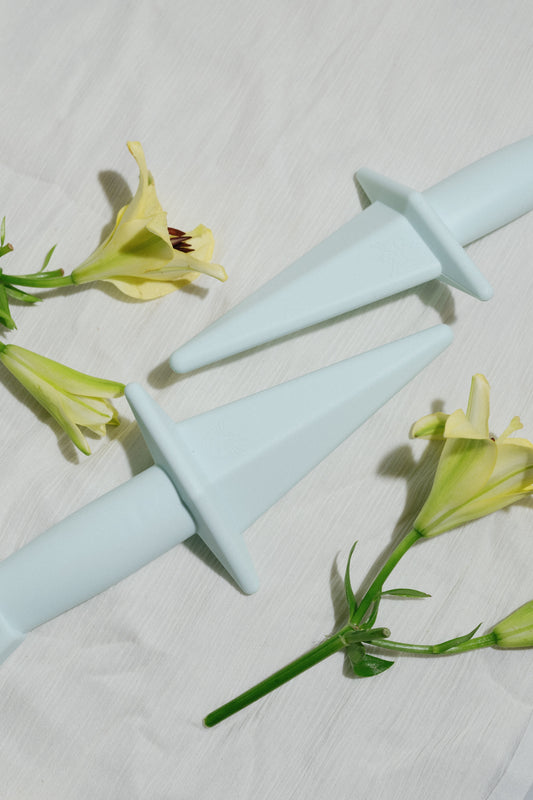 Dragon's Edge Weighted Daggers - Ice Castle